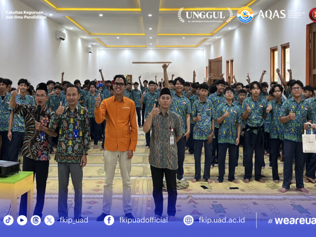 Tim Humas FKIP UAD Bekali Siswa SMK Muhammadiyah 1 Sleman tentang Peran Muhammadiyah di Era Digital