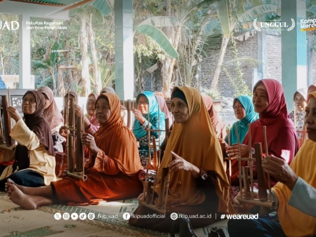 Diskusi Fisika & Budaya Yogyakarta, Mahasiswa S-2 PFis UAD Edukasi Lansia