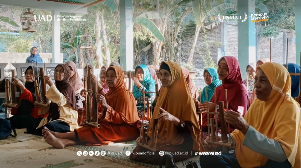 Diskusi Fisika & Budaya Yogyakarta, Mahasiswa S-2 PFis UAD Edukasi Lansia