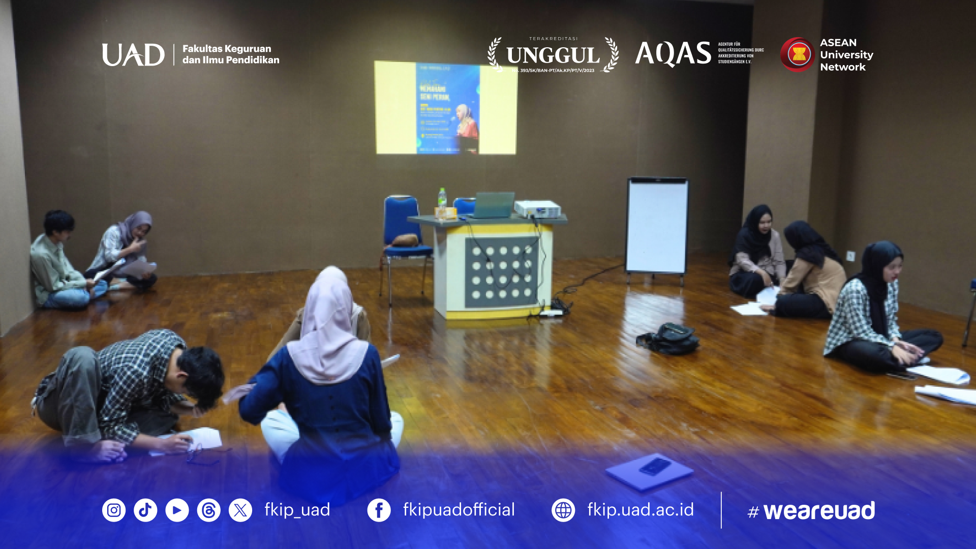 Mahasiswa PBSI ketika praktik berakting