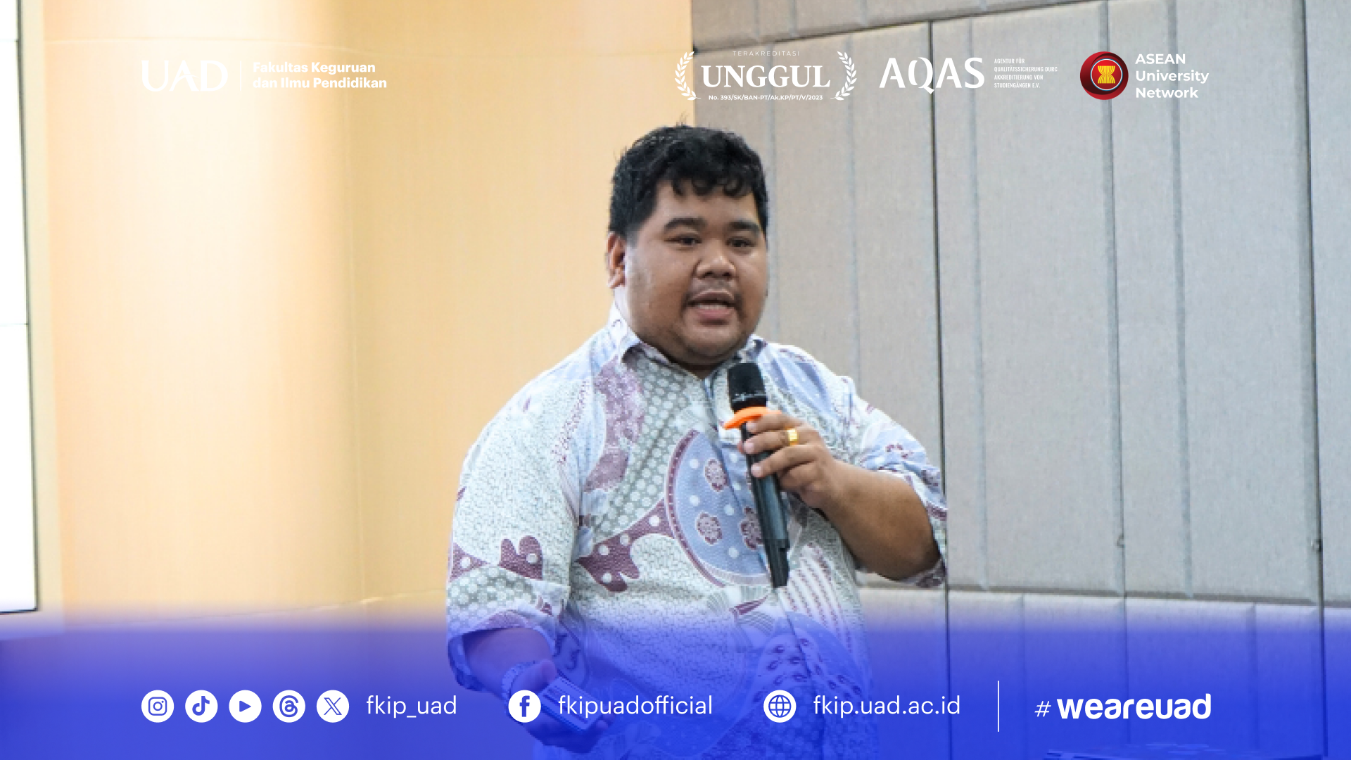 Mr. Charlly Simon saat menyampaikan materi